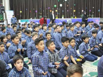 اقامه نماز جماعت دانش‌آموزی با حضور مسئولان شهری در دبستان شماره ۲ پالایش نفت آبادان