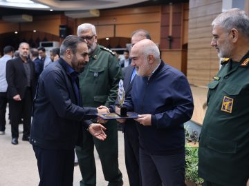 نشان ملی اقتصاد مقاومتی به شرکت پالایش نفت آبادان رسید
